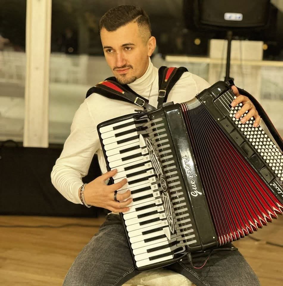 Cristi Marin cântând la acordeon