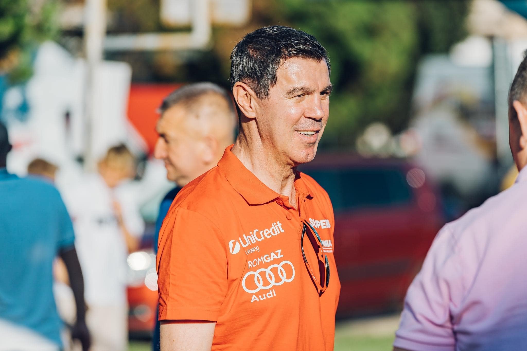 Mihai Leu zâmbitor, îmbrăcat într-un tricou roșu, la Campionatul Național de Super Rally de la Deva, din 2023