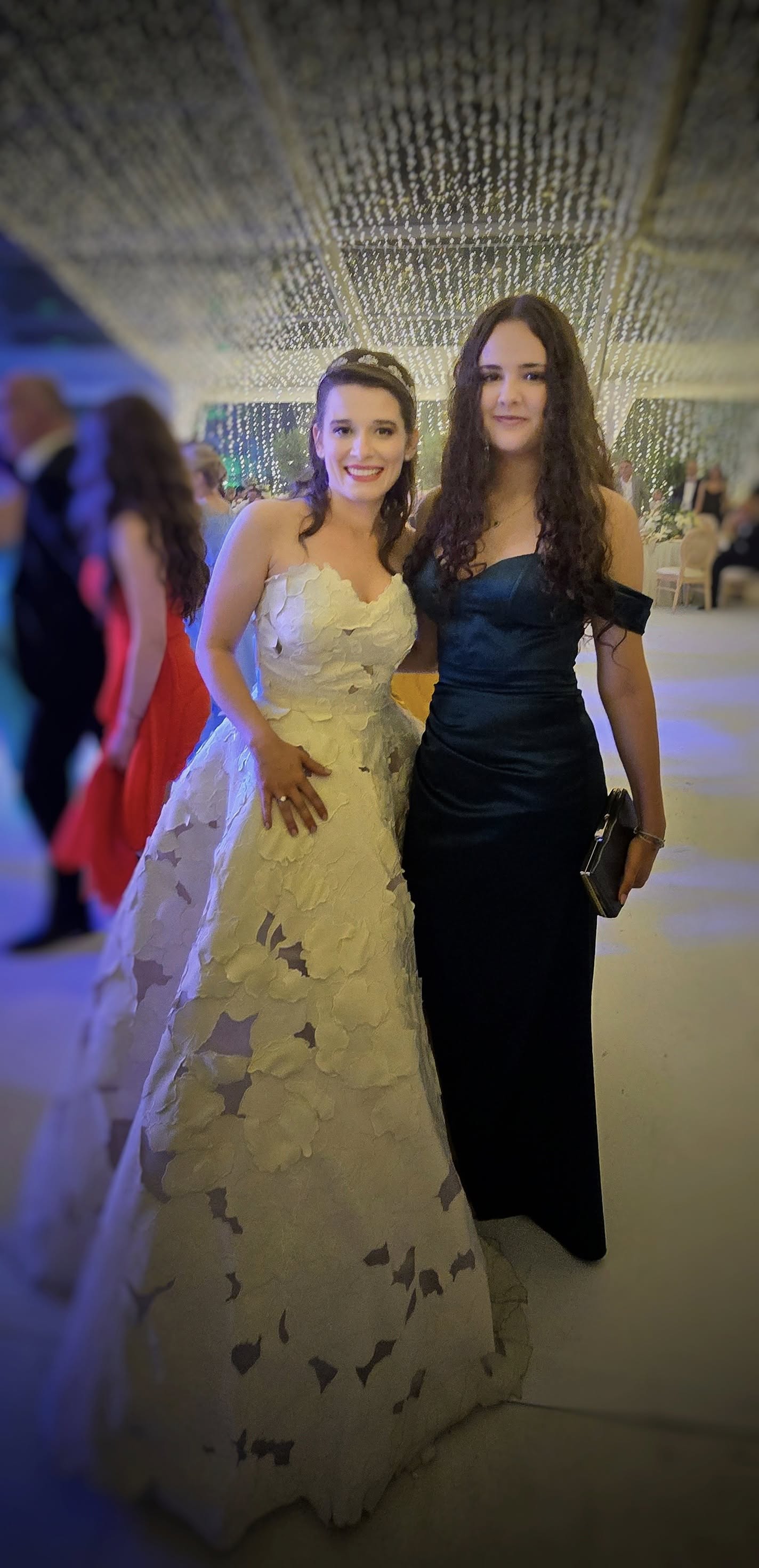 Kira Hagi la nunta ei, ținându-și mâna pe rochia de mireasă, alături de fiica lui Aurelian Temisan si a Monicăi Davidescu