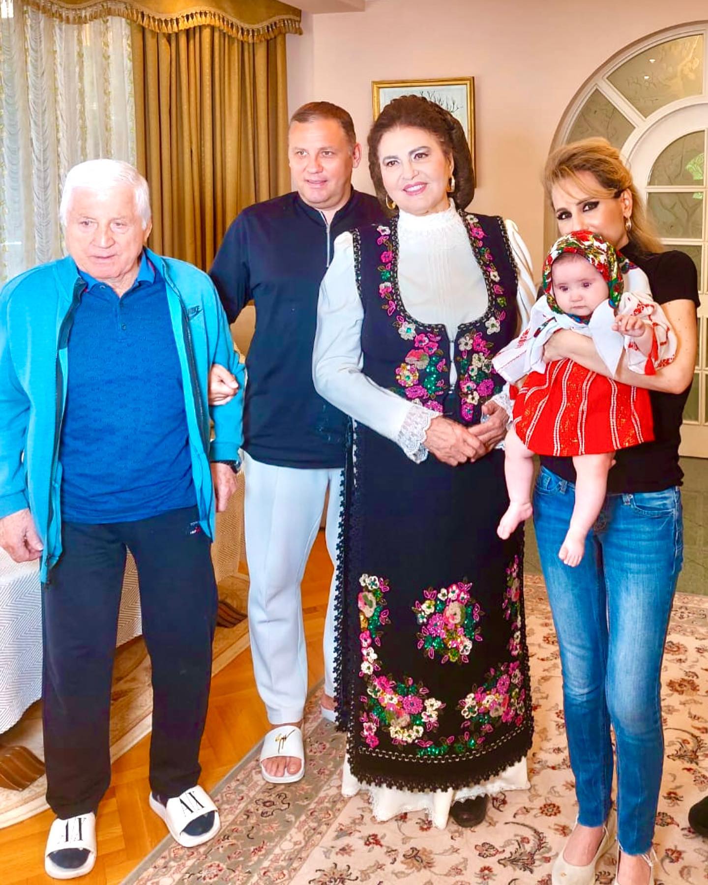 Irina Loghin și Ion Cernea făcând o fotografie de familie, alături de copii și de nepoată