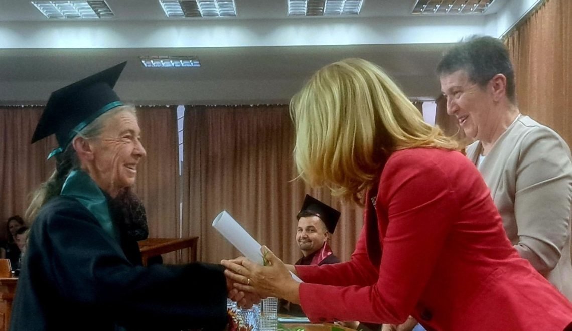 Maria Movilă în timp ce primea diploma de absolvire, la 73 de ani, îmbrăcată în robă și cu tocă pe cap