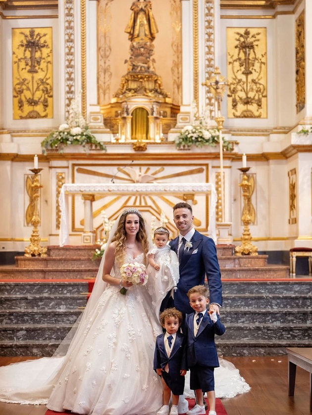 Diogo Jota și soția sa, Rute Cardoso, în biserică, îmbrăcați în mire și mireasă, alături de cei trei copii ai lor