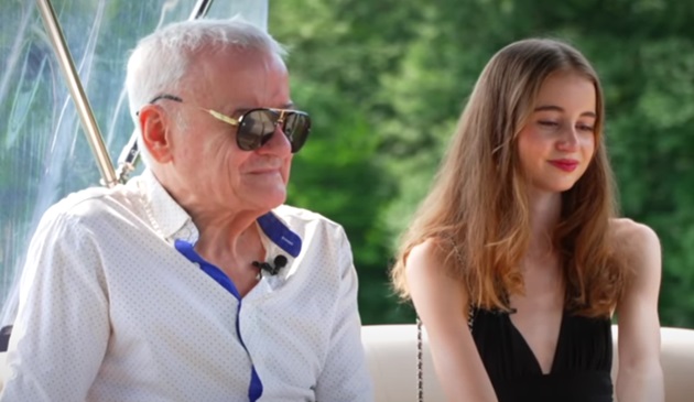 Irina și Irinel Columbeanu împreună într-o barcă pe lacul Snagov, în timpul filmărilor pentru emisiunea online „Fiță cu Adiță”