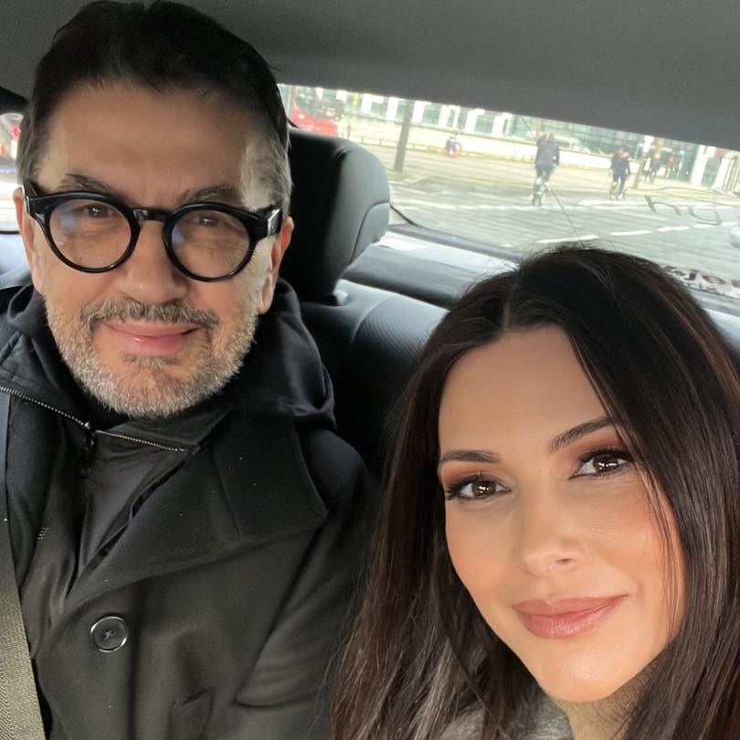 Andreea Berecleană făcând un selfie în mașină, alături de medicul estetician Constantin Stan