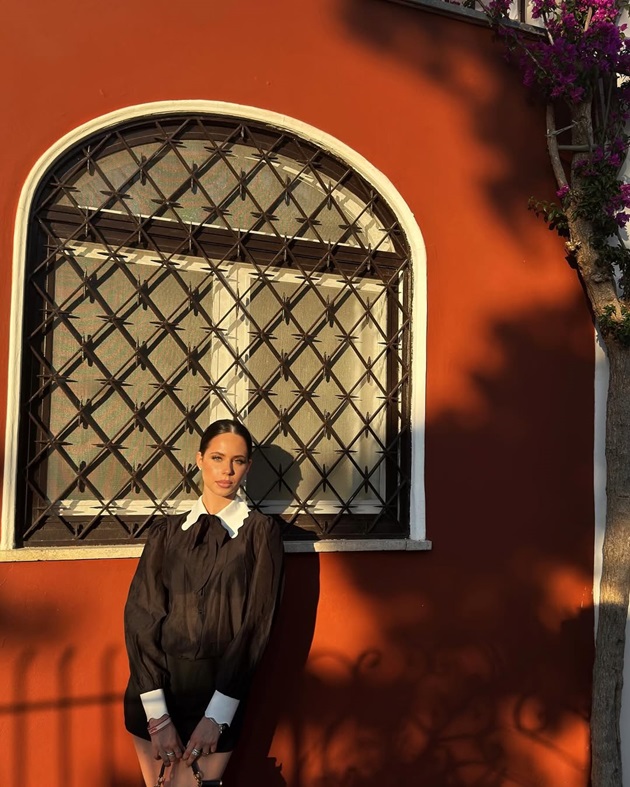 Violeta Bănică îmbrăcată într-o rochie scurtă, neagră, cu guler alb și manșete albe