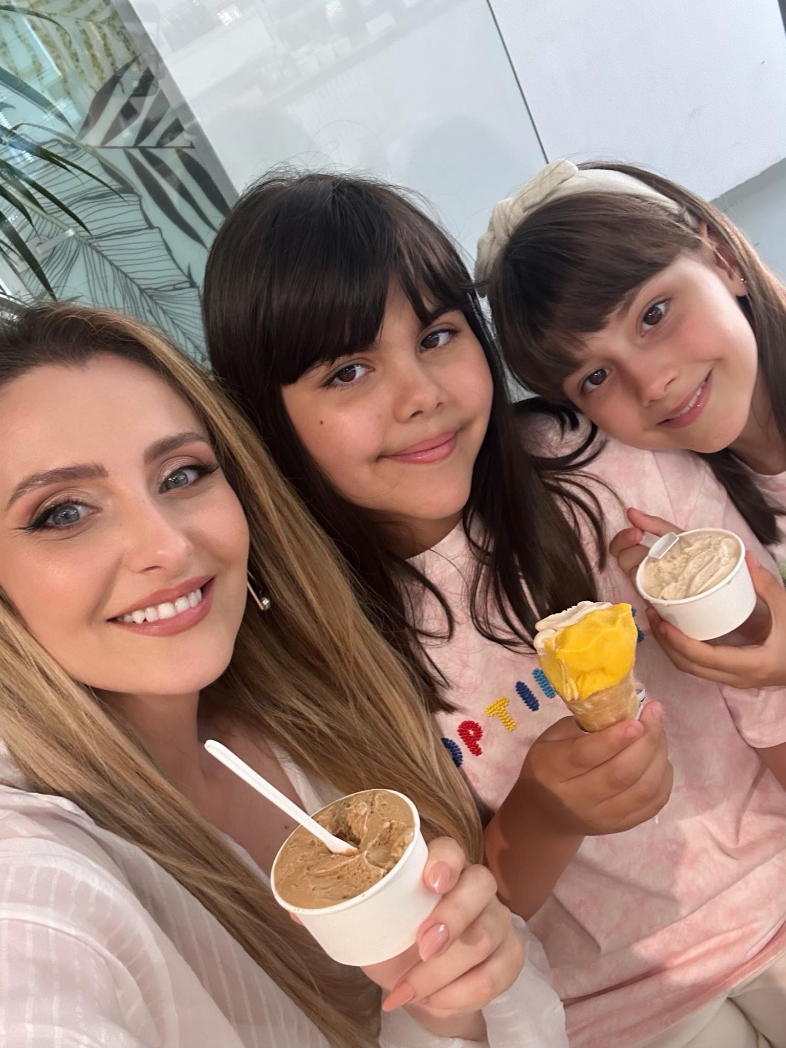 Alina Sorescu mâncând înghețată alături de fiicele ei, Carolina și Raisa
