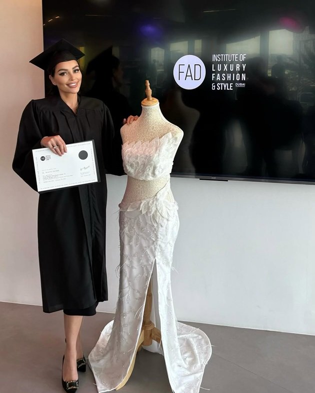 Brigitte Pastramă în ziua absolvirii unui important curs de creație de modă din Dubai, îmbrăcată în robă și cu toca pe cap