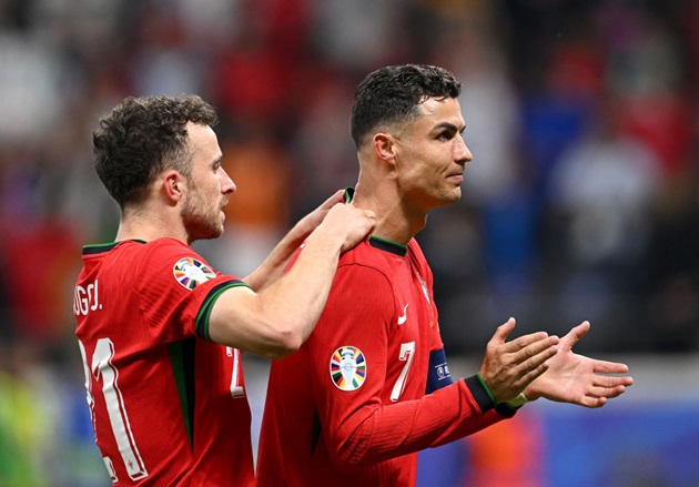 Cristiano Ronaldo și Diogo Jota în teren, bucurându-se împreună de o victorie