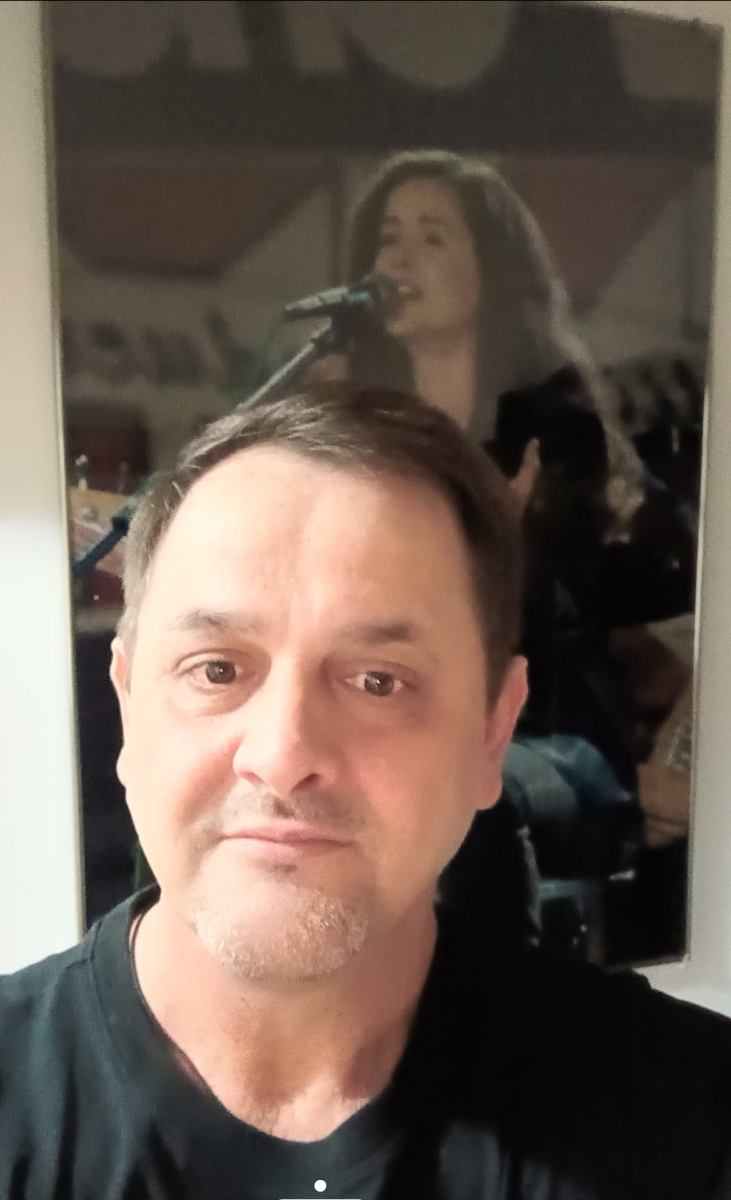 Marian Manole, fratele Mădălinei Manole, făcându-și un selfie lângă un tablou cu regretata artistă
