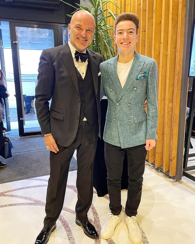Dan Capatos și fiul său, Andrei Capatos, la un eveniment, îmbrăcați elegant, în costume de la Adina Buzatu