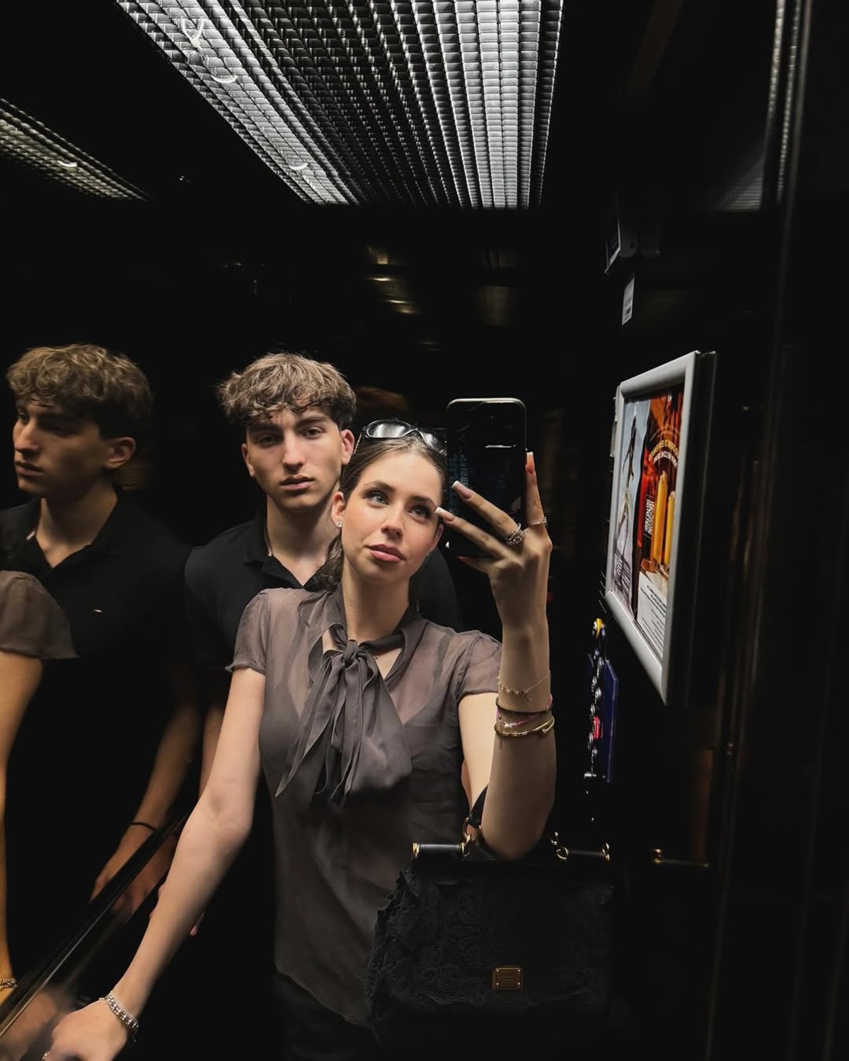Violeta Bănică făcându-și în selfie în oglinda unui lift, alături de iubitul ei George