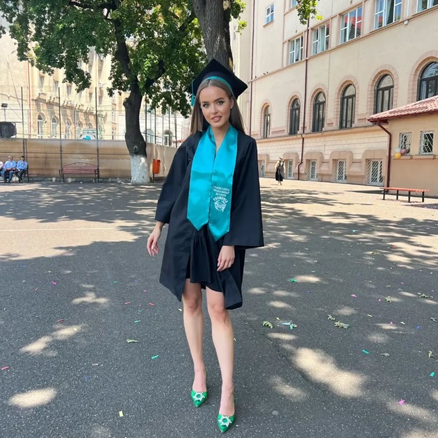 Mara Boglea, fiica Ralucăi Moianu, în ziua absolvirii liceului, îmbrăcată în robă, cu tocă pe cap și tocuri în picioare