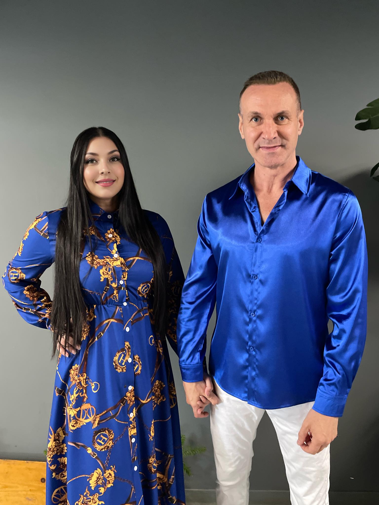 Medana și Alin Oprea îmbrăcați asortat, cu albastru, ținându-se de mână și zâmbind pentru poză