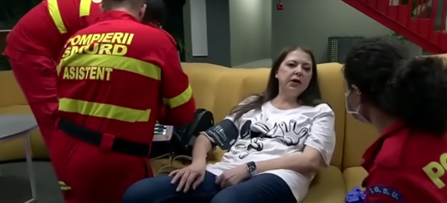 Rita Mureșan în culisele emisiunii „Un show păcătos”, primind îngrijiri medicale, după ce i s-a făcut rău în direct