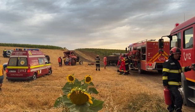 Imagine de la locul accidentului din Izvoarele, Teleorman, în care un tractor s-a răsturnat peste un agricultor care a legat trei remorci de utilajul agricol
