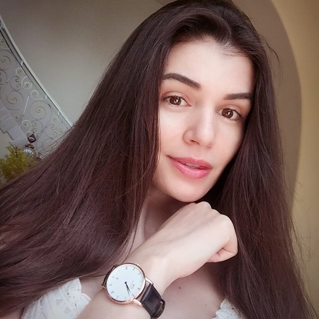 Monica Gabor namachiată, cu părul desfăcut, fâcându-și un selfie, în timp ce își ține mâna ridicată pentru a i se vedea ceasul