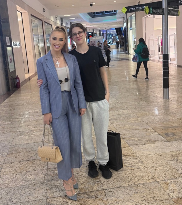 Anamaria Prodan la cumpărături, într-un costum bleu, alături de fiul ei, Laurențiu Reghecampf Junior, îmbrăcat în pantaloni de trening gri deschis și un tricou negru, ținându-și o mână în buzunar