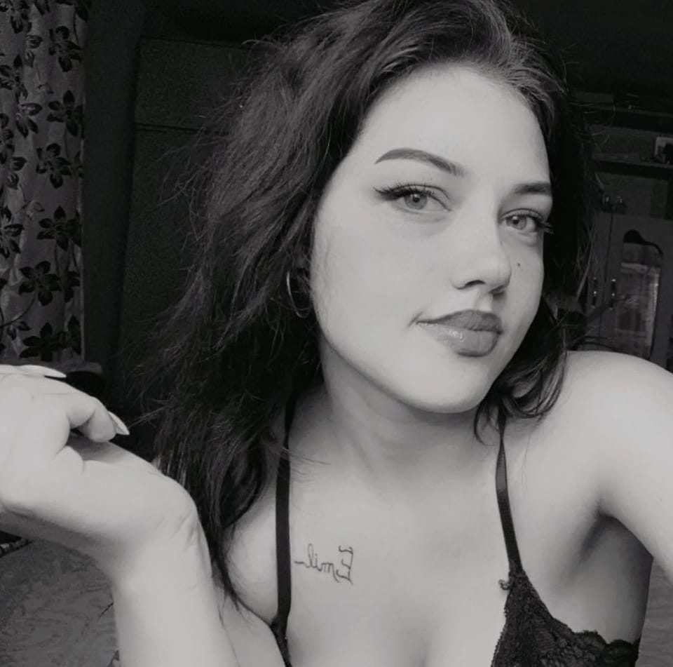 Anda Gyurca, tânăra ucisă de fostul partener, făcându-și un selfie în sutien, cu tatuajul cu numele criminalului la vedere
