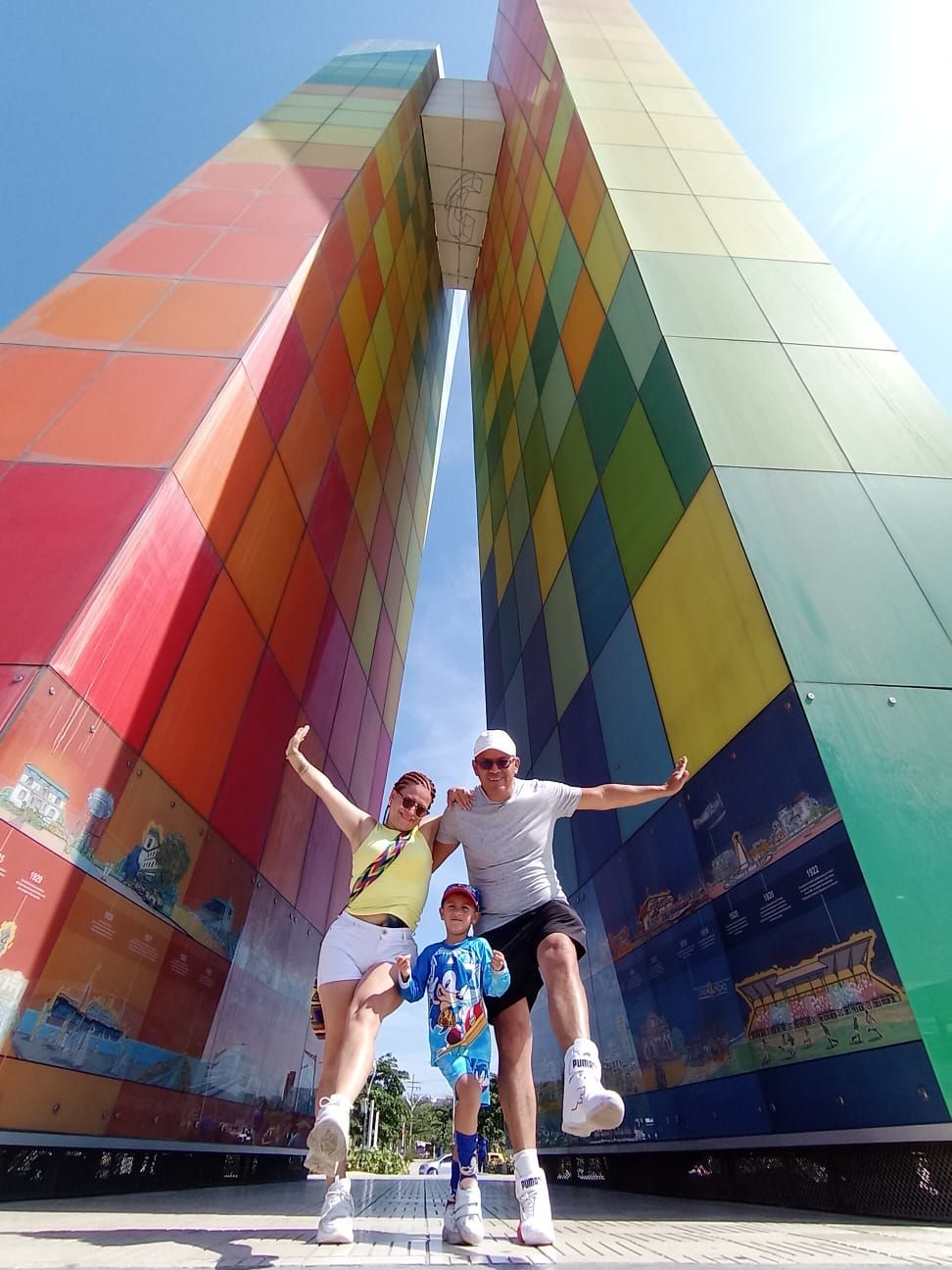 Tito Nelson Martínez Hernández și soția sa, Viviana Andrea Canro, făcând o poză artistică, alături de fiul lor, Kevin, în timp ce stăteau toți lângă o clădire colorată