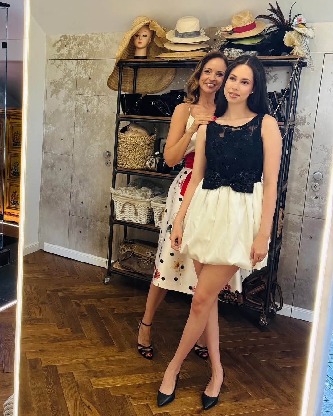 Violeta Bănică și Andreea Marin îmbrăcate elegant, admirându-se împreună în aceeași oglindă