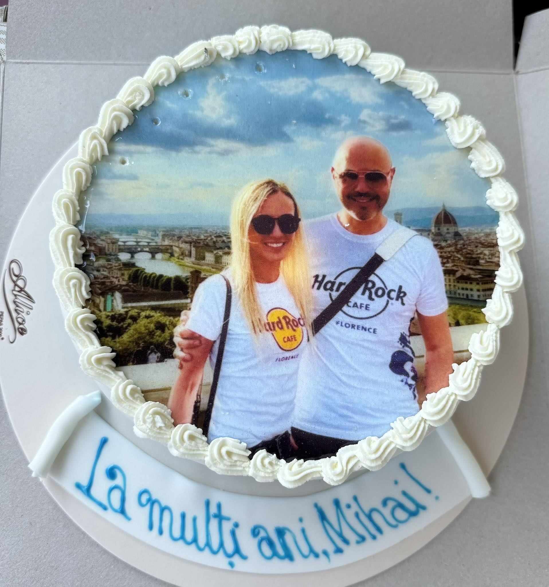 Tortul primit de Mihai Mitoșeru de ziua lui, când a împlinit 50 de ani, cu poză cu el și cu iubita Alexandra