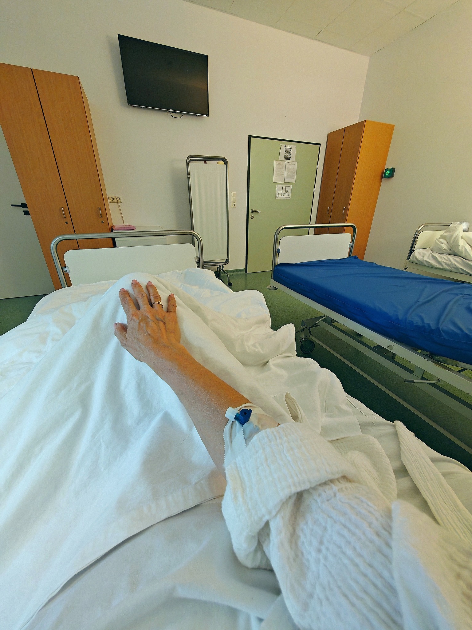 Imaginea postată de Monica Davidescu de pe patul de spital, cu branula în mână