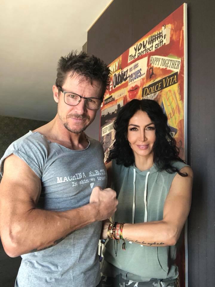 Felix Baumgartner și Mihaela Rădulescu etalându-și mușchii într-o fotografie