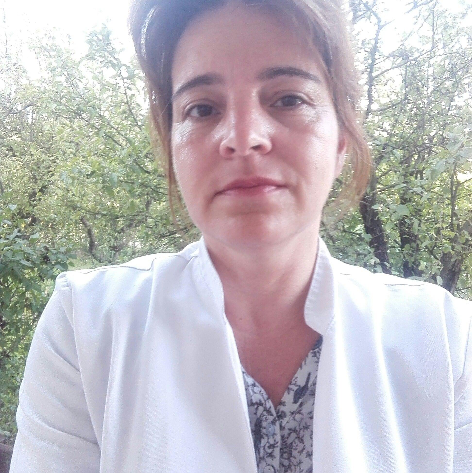 Lucica Ionoaia, asistent medical, făcându-și un selfie, îmbrăcată în halatul de la spitalul la care lucrează