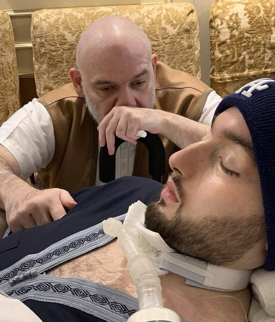 Prințul Al Waleed bin Khalid Al Saud, în comă, în spital, în timp ce tatăl său plângea la căpătâiul lui