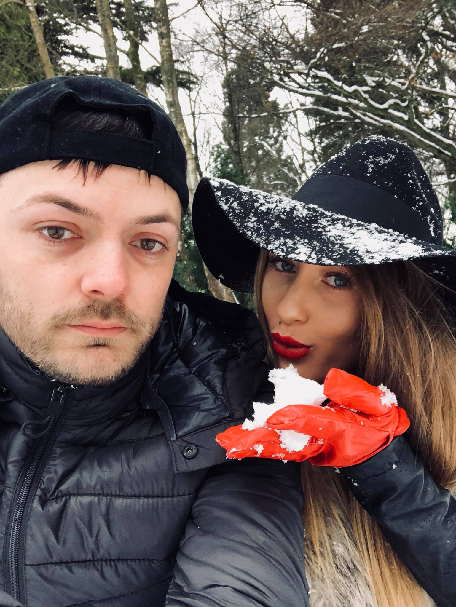 Marius Avram de la Insula Iubirii, sezonul 9, făcând un selfie cu soția sa, Maria, care ținea în mâini zăpadă, în timp ce purta mănuși roșii de piele