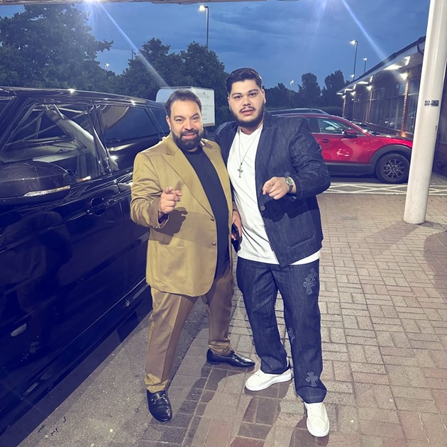 Florin Salam și Roberto Tudor, făcând o poză împreună, în timp ce arătau cu degetul spre camera de fotografiat