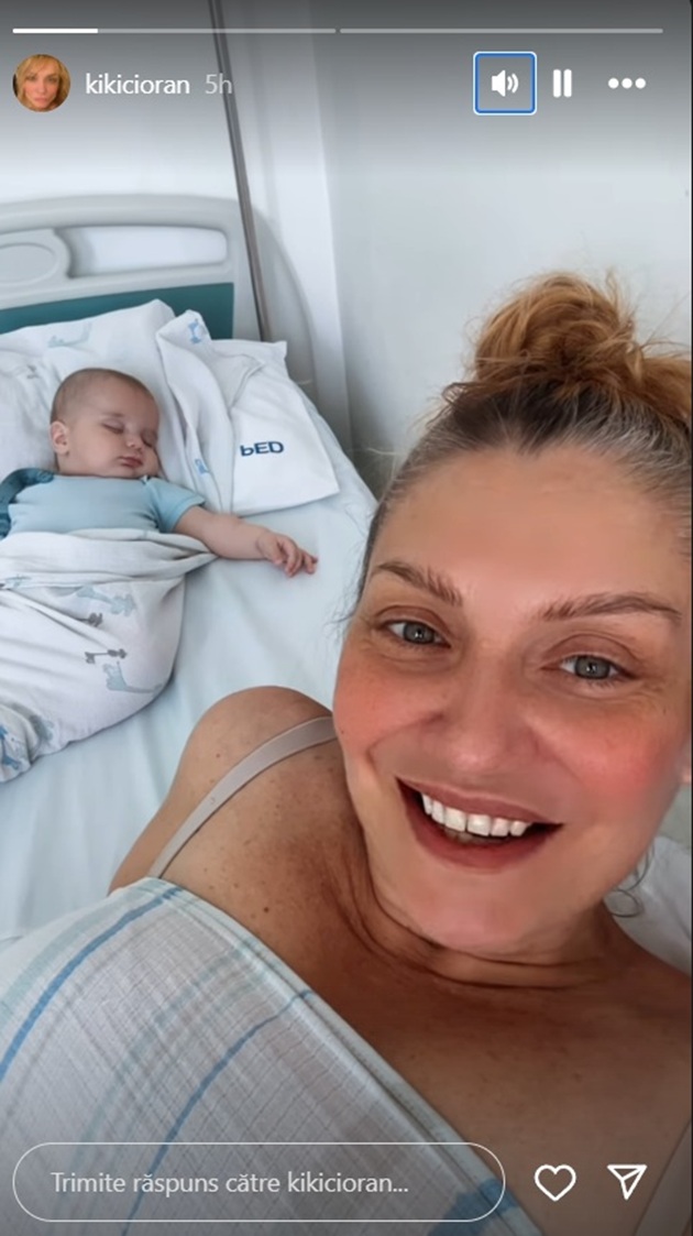 Cristina Cioran pe un pat de spital alături de Max, fiul ei de cinci luni