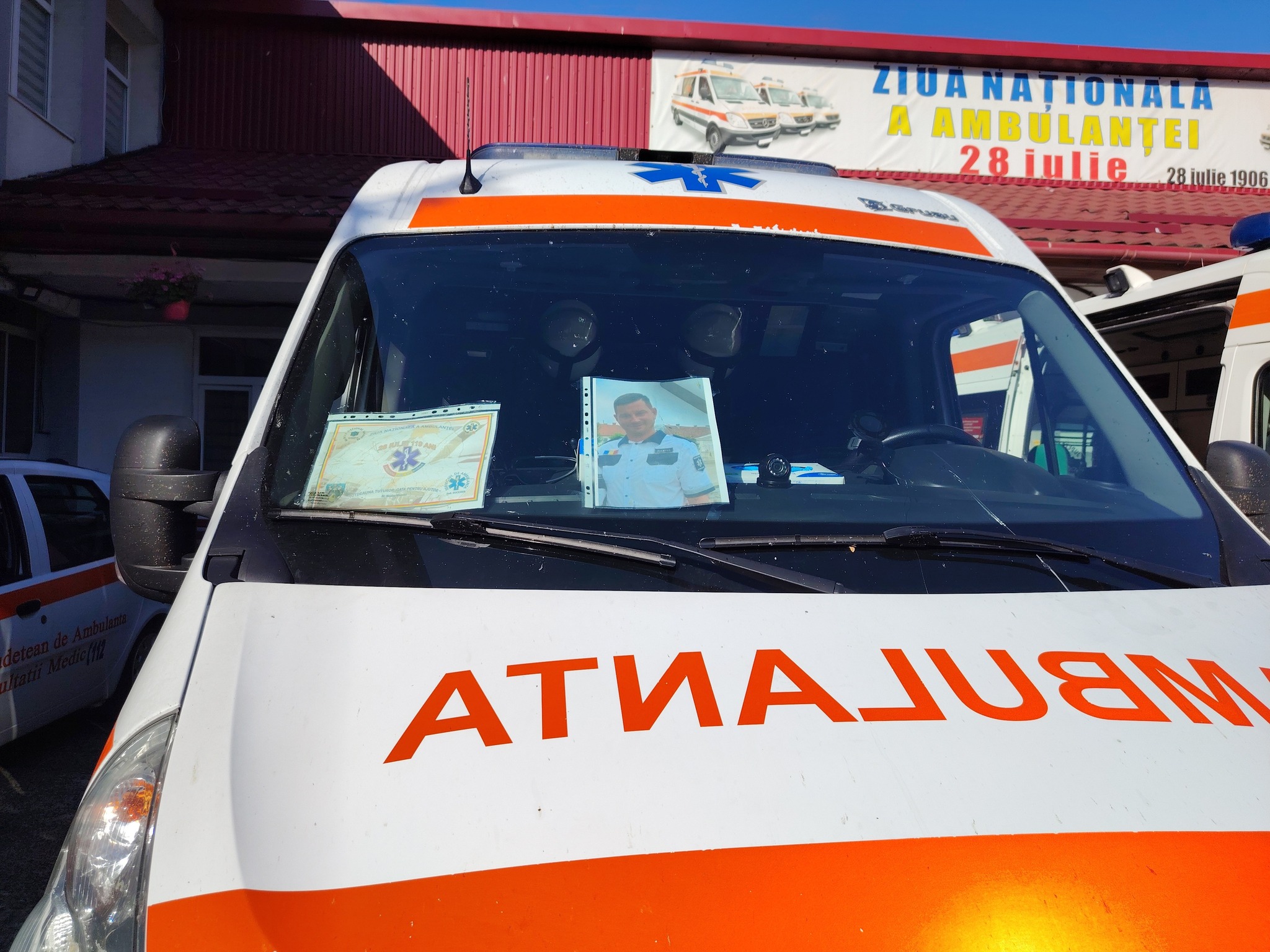 Poza lui Andrei Haureș în parbrizul unei ambulanțe de la Serviciul Județean de Ambulanță Suceava