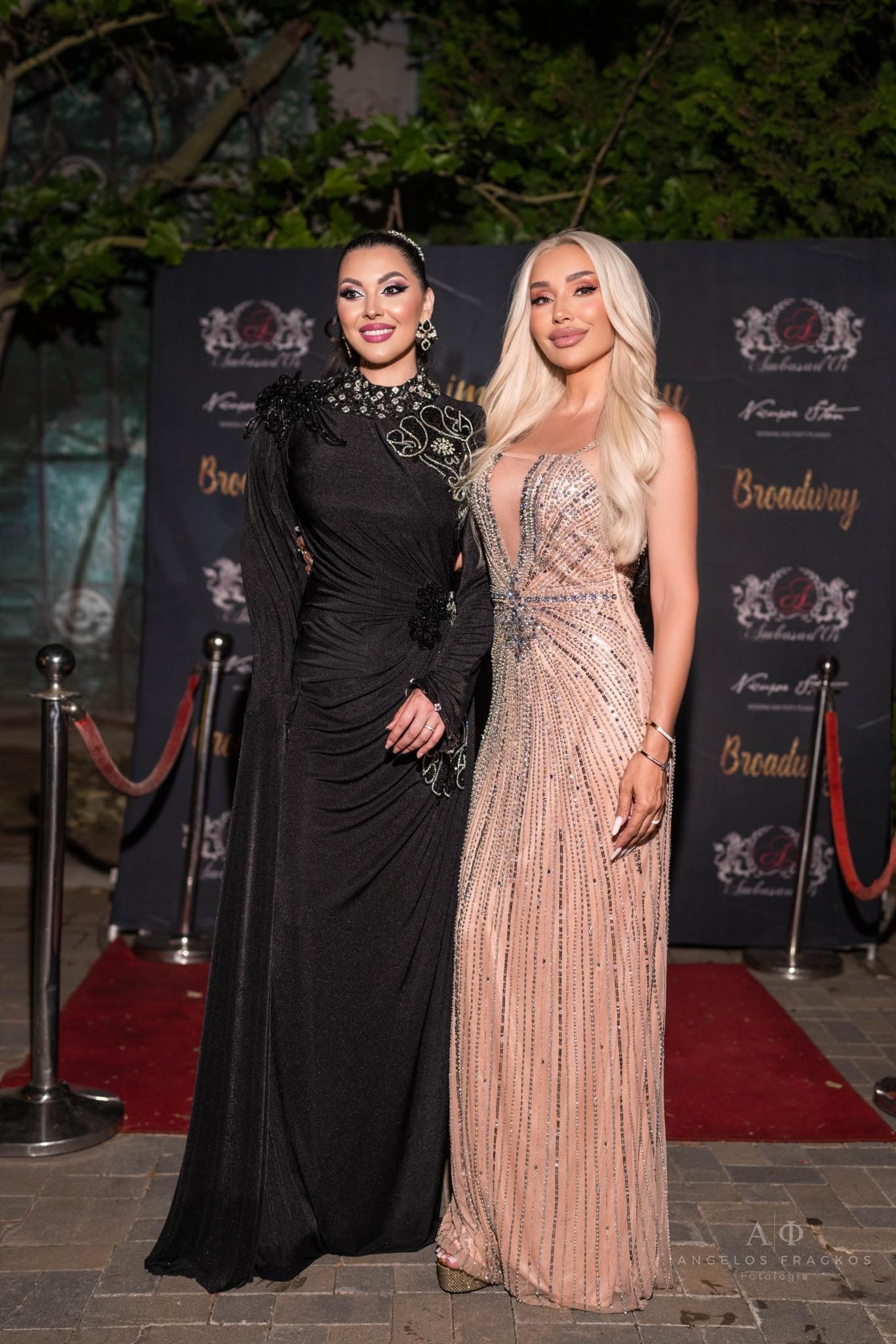 Medana Oprea alături de creatoarea de modă Sonia Trifan, pe covorul roșu de la Bukaresc Fashion Week