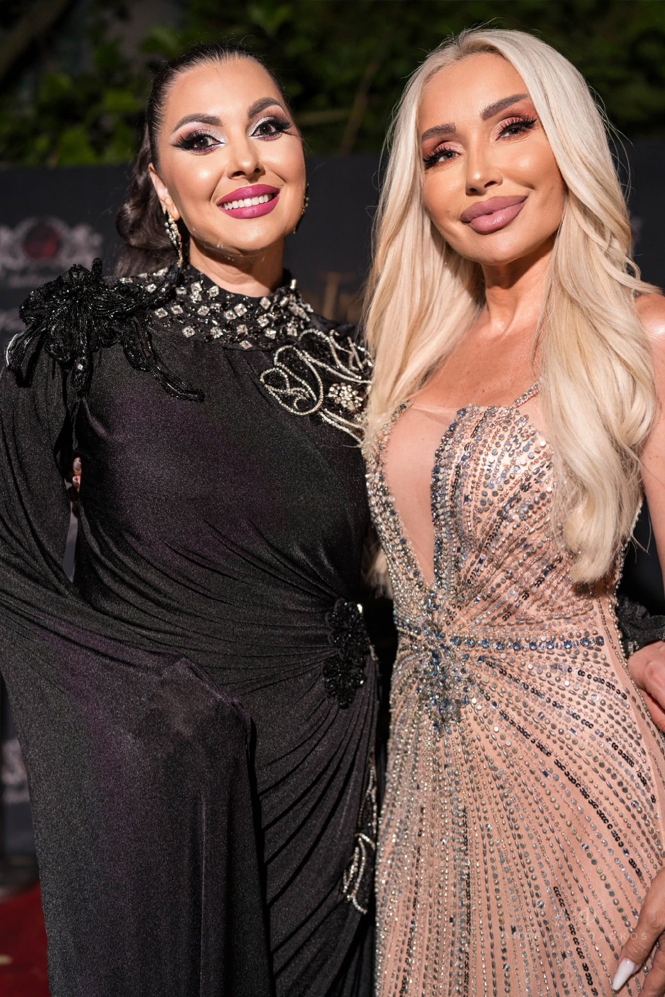 Medana Oprea și Sonia Trifan zâmbitoare la Bukarest Fashion Week