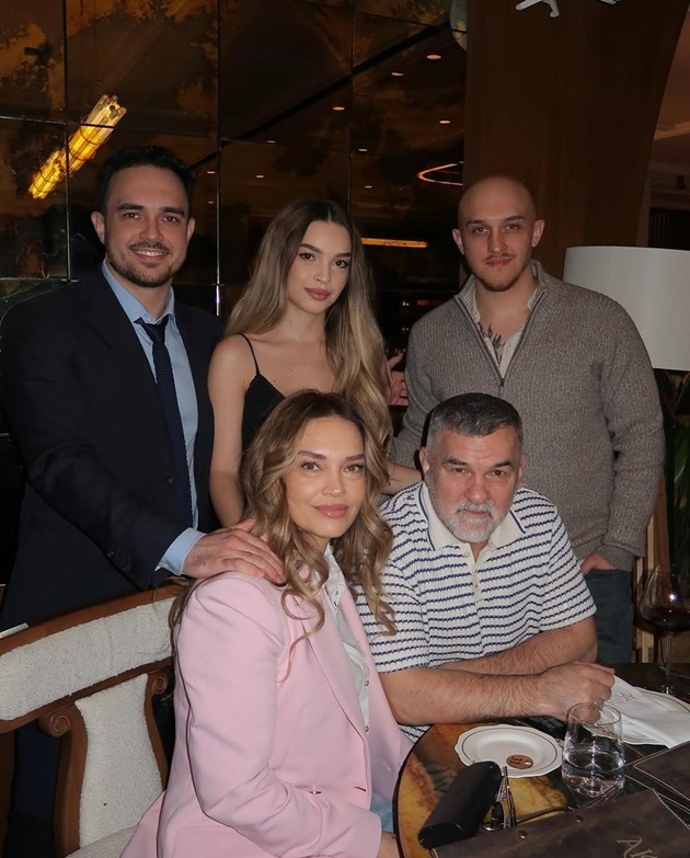 Leonard Doroftei la masa unui restaurant, alături de soția lui, fiind înconjurați de cei trei copii ai lor