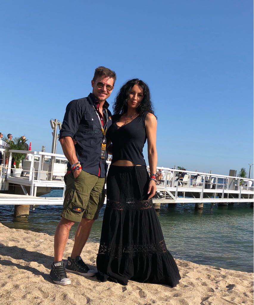 Mihaela Rădulescu și Felix Baumgartner pe malul mării, îmbrăcați în culori închise