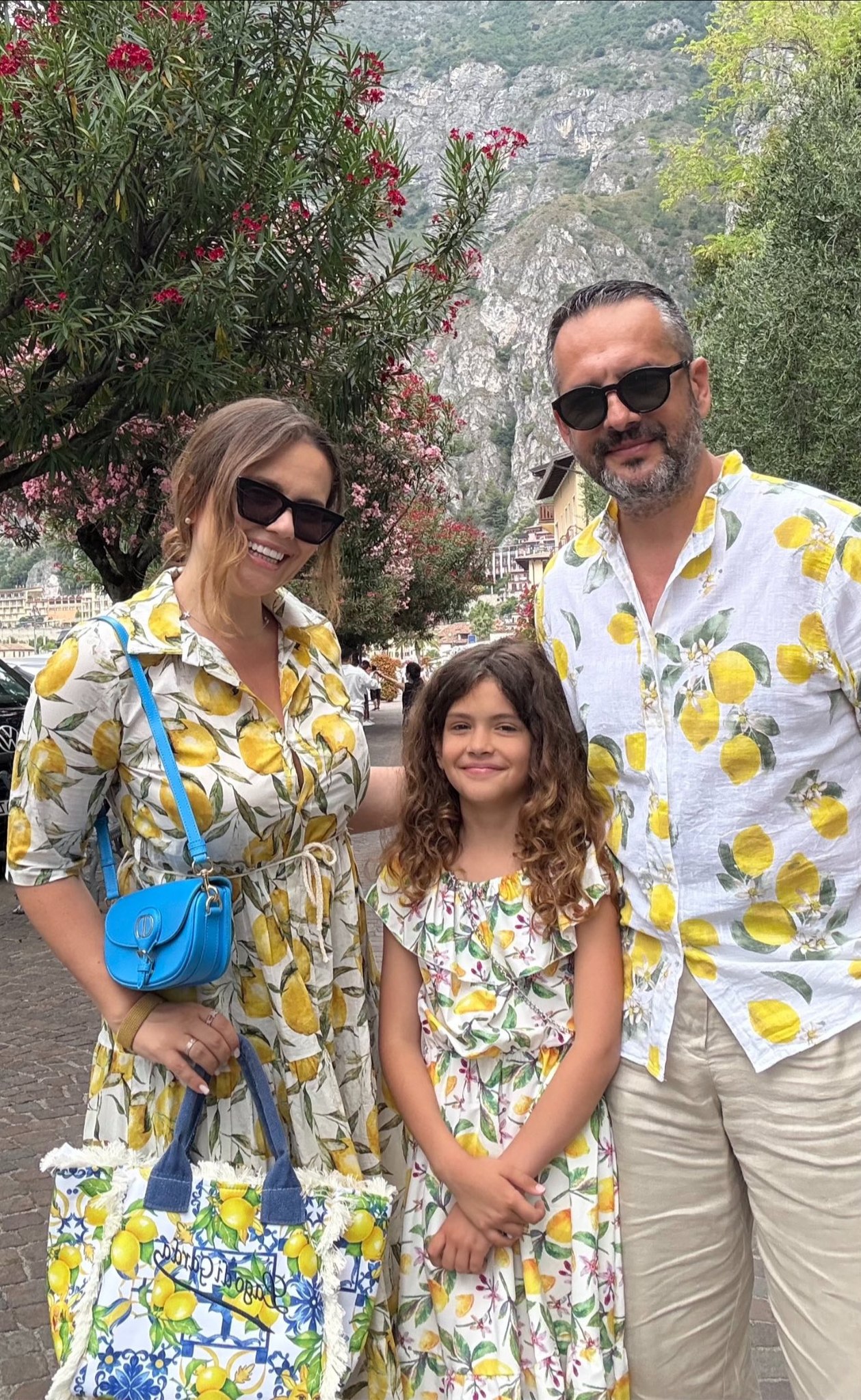 Cristina Șișcanu și Mădălin Ionescu în vacanță în Italia, alături de fiica lor, Petra, îmbrăcați toți trei în haine cu imprimeu cu lămâi