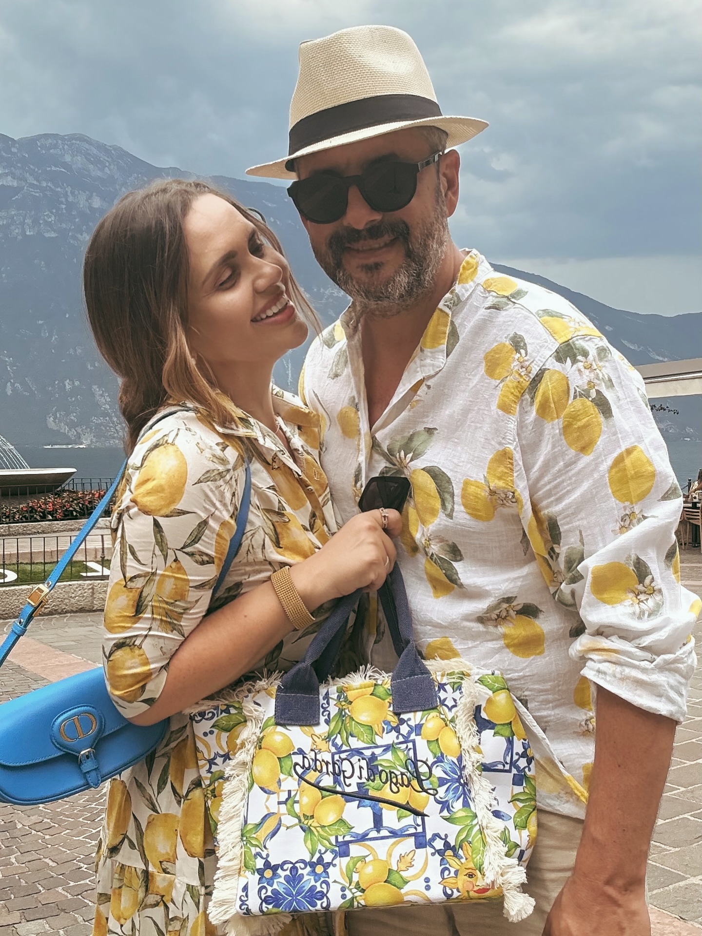 Cristina Șișcanu și Mădălin Ionescu în vacanță în Italia, îmbrăcați asortat, în rochie și cămașă cu lămâi