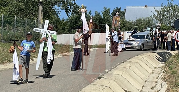 Imagine surprinsă în timp ce Raluca Pânzaru a fost condusă pe ultimul drum în comuna Ciortești