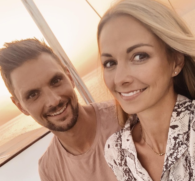 Sven Ulreich făcând un selfie pe barcă, la apus, alături de soția sa