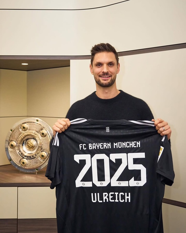 Sven Ulreich ținând în mână tricoul cu numele lui și al echipei la care joacă în prezent