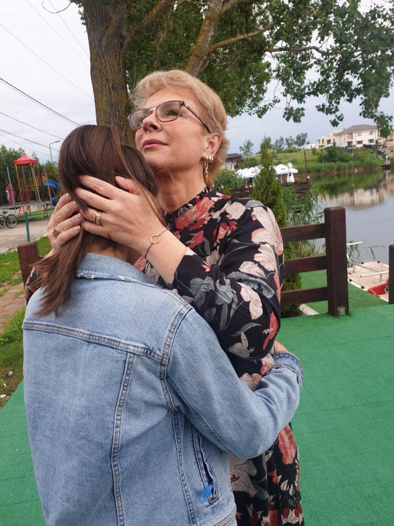 Teo Trandafir strângând-o în brațe pe fiica sa, Maia