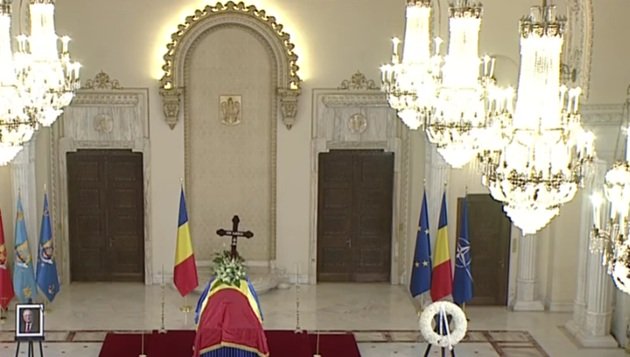 Sicriul lui Ion Iliescu pus pe catafalc, în Sala Unirii a Palatului Cotroceni, având în spate crucea cu numele lui