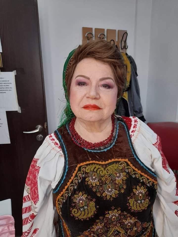 Saveta Bogdan în costum popular