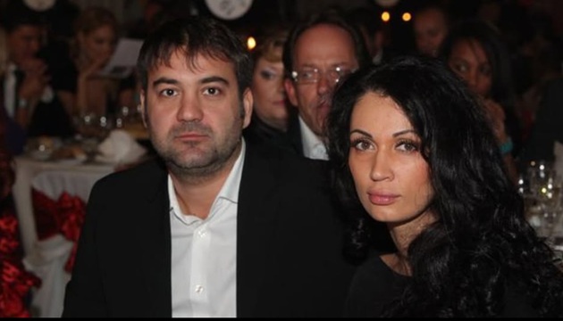 Nicoleta Luciu și Zsolt Csergo îmbrăcați asortat, în negru, stând la masă în timpul unui eveniment