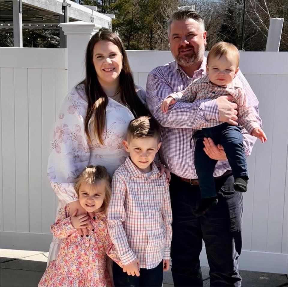 Tablou de familie cu Emily și Ryan Long alături de cei trei copii ai lor, cu puțin timp înainte de tragedia care le-a curmat destinul.