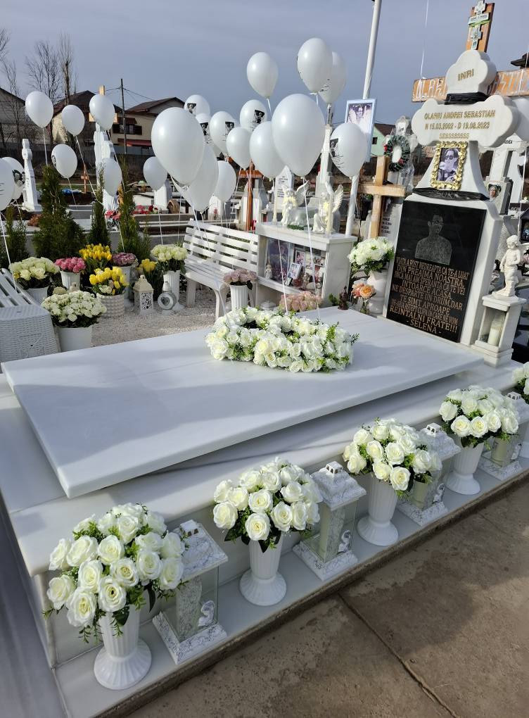 Mormântul înconjurat de flori și baloane al lui Sebastian Olariu, celălalt tânăr mort în accidentul provocat de Vlad Pascu