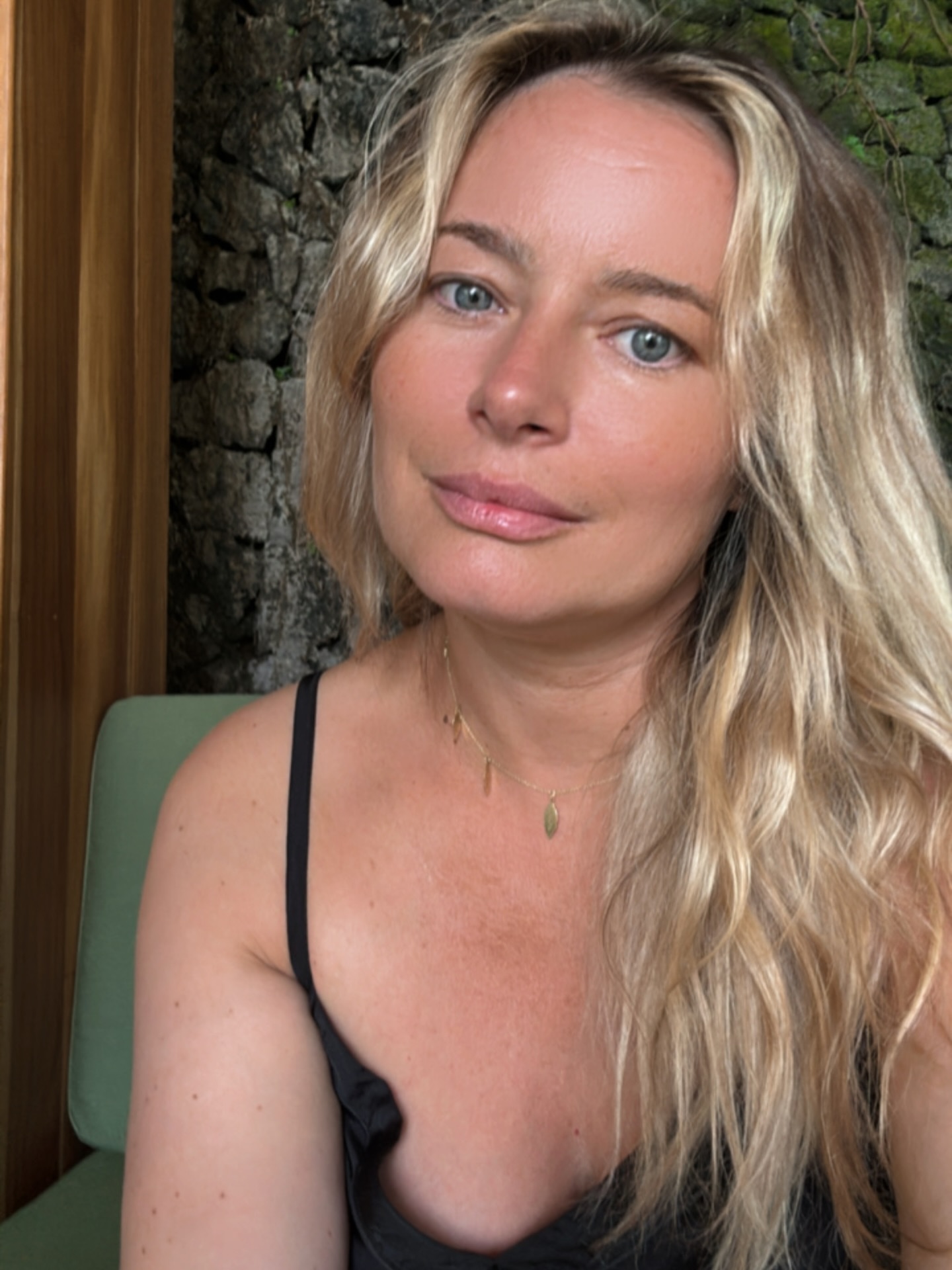 Laura Cosoi nemachiată, făcându-și un selfie în vacanța din Bali