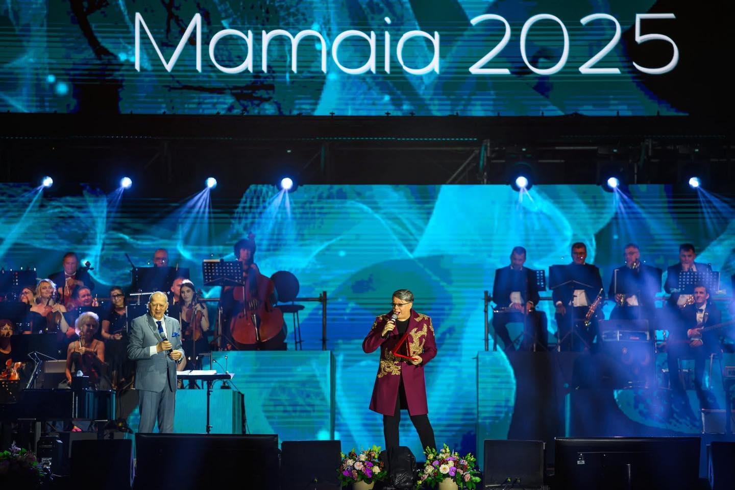 Fuego pe scenă, cântând alături de orchestră la Festivalul Național de Muzică Ușoară 